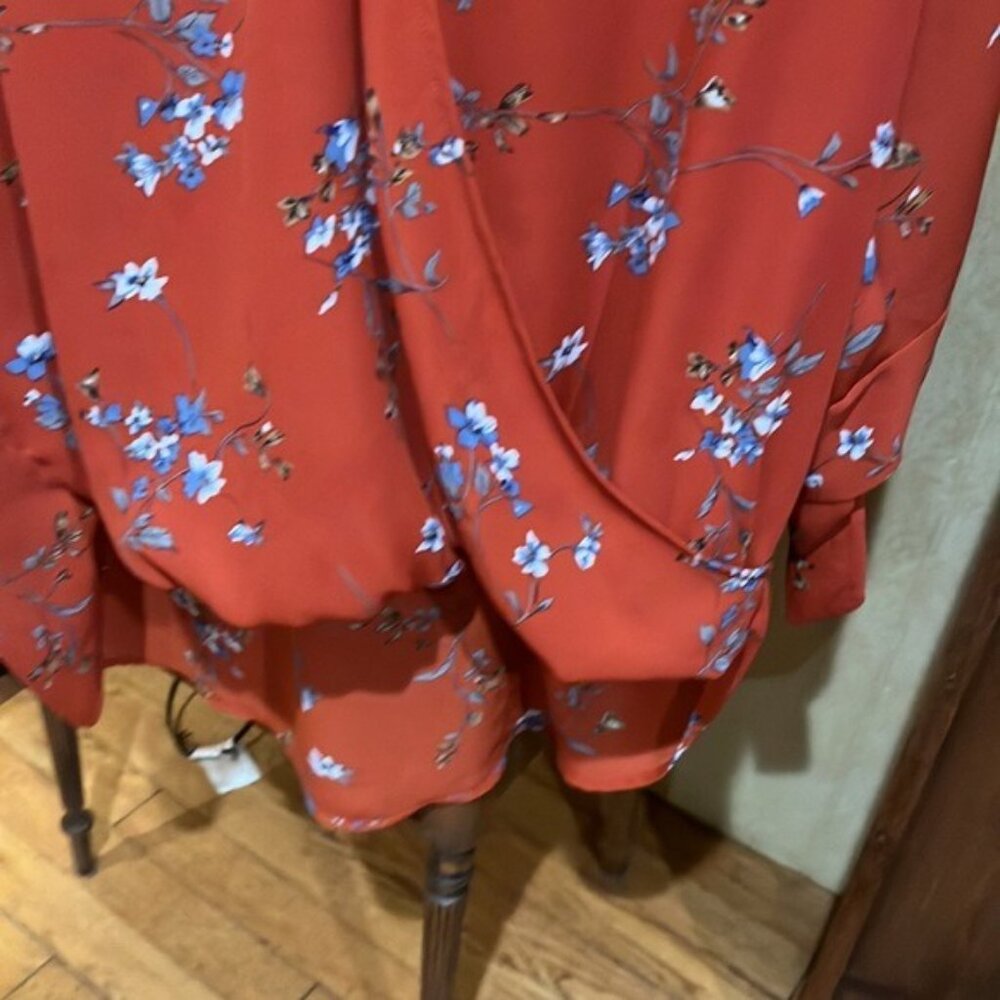 West Kei XL Red Floral Faux Wrap Blouse • Surplice V-Neck Tie Sleeve High-Low - Picture 2 of 4